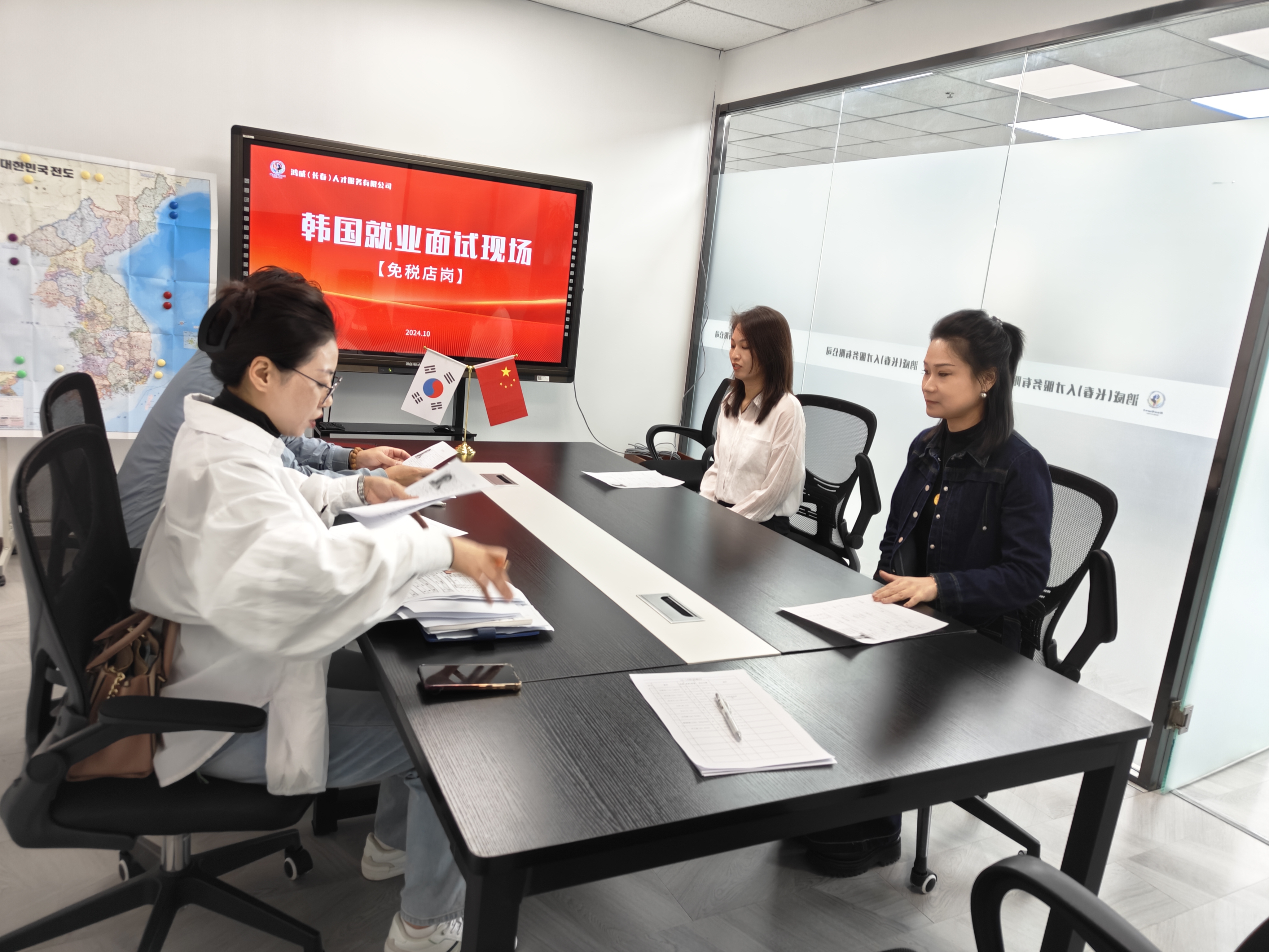 韩国免税店面试现场：竞争激烈，求职者各展风采